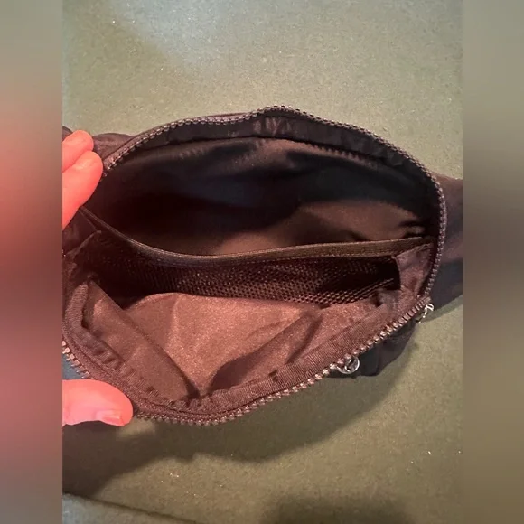 RARE Lululemon everywhere belt bag 2.5L - Picture 4 of 7